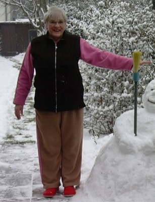 Mutter bei Schneeschippen